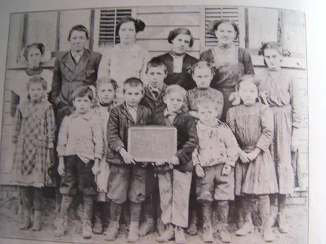 Heitter School 1913. 1922 changed to Golden Knoll School